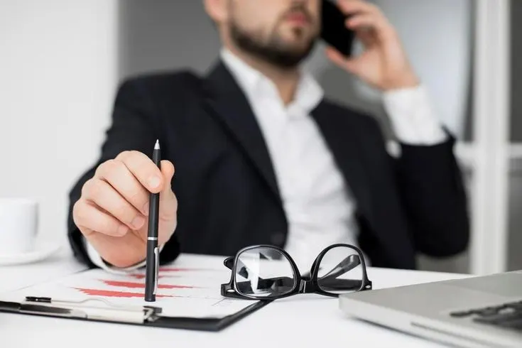Accountant supporting a client remotely by phone